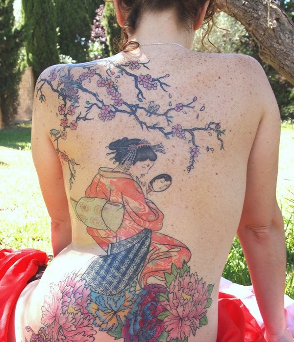 背部彩色日系艺伎与樱花纹身图案