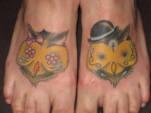 脚背彩色可爱的猫头鹰纹身图案