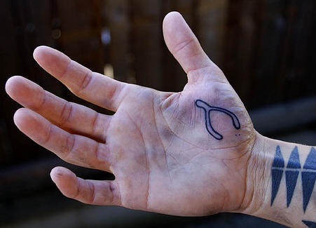 男性手腕简约小镊子纹身图案