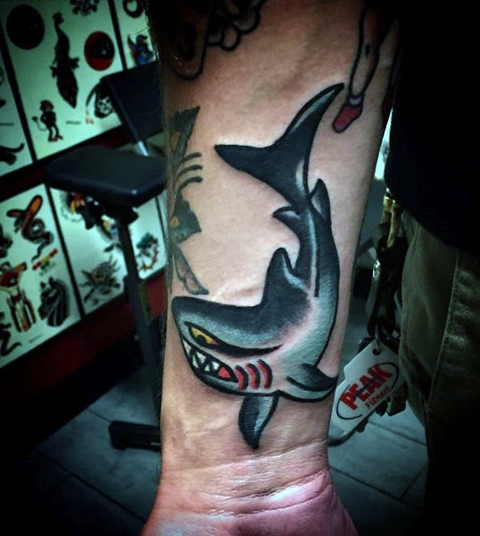 手臂有趣的彩色旧风格鲨鱼纹身图案