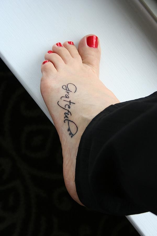 女性脚背简单的英文字母纹身图片