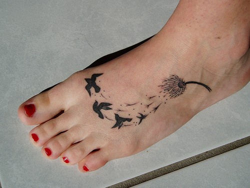 女性脚背黑色燕子飞出蒲公纹身图片
