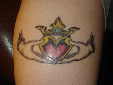 肩部彩色象征友谊的爱心纹身图案