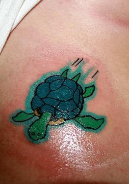 肩部卡通彩色搞笑小绿龟纹身图案