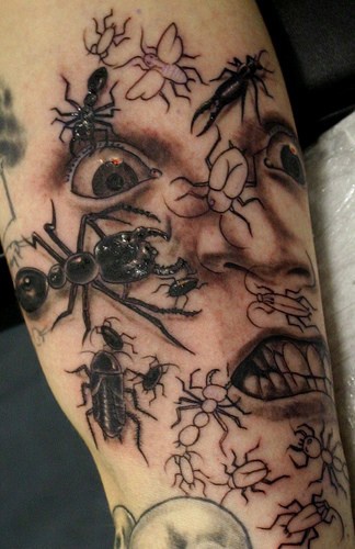 人脸肖像爬满可怕的昆虫纹身图案
