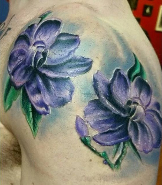 肩部彩色两个大紫茉莉花纹身图片