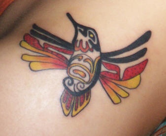 肩部彩色德国国旗蜂鸟纹身图案