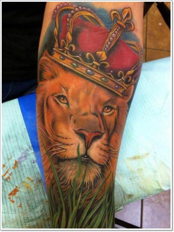 狮子和红色皇家皇冠纹身图案