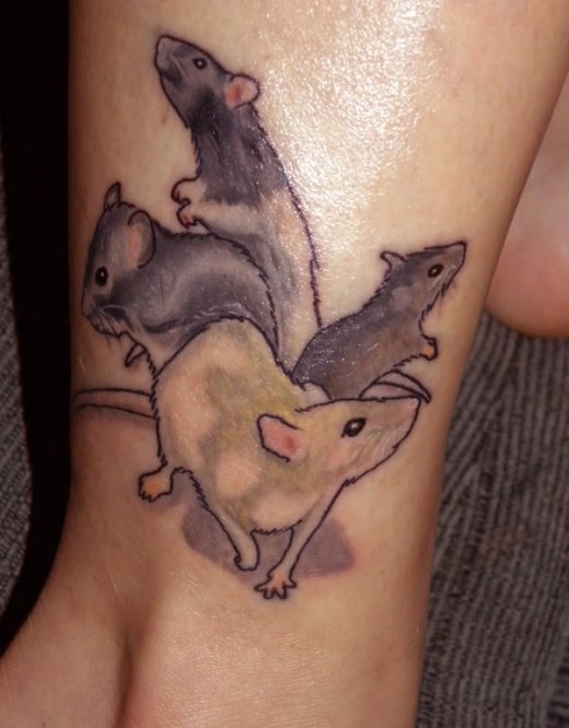 脚踝彩色老鼠家庭纹身图案
