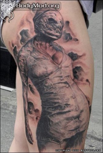 大腿非常逼真的怪物护士纹身图案