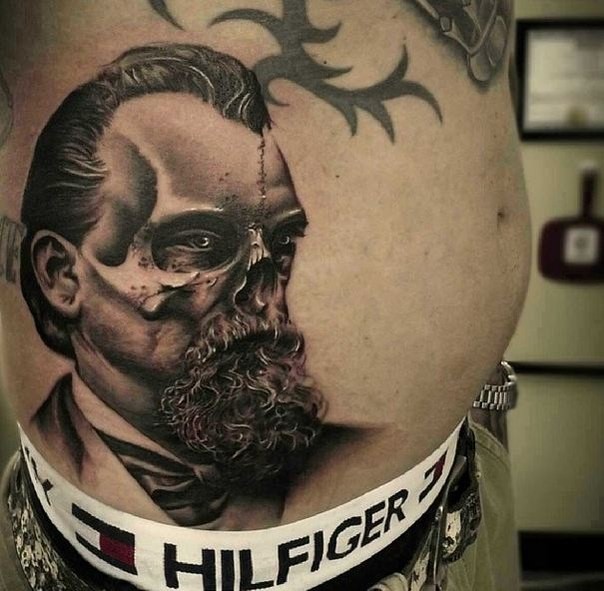 腰部超现实主义风格的男子肖像与颅骨纹身图案