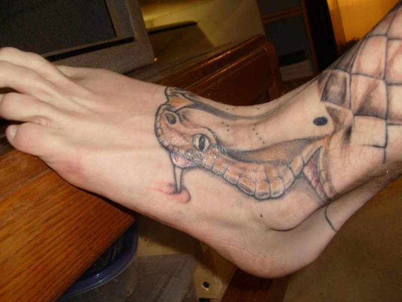 男性脚背彩色蛇头纹身图案