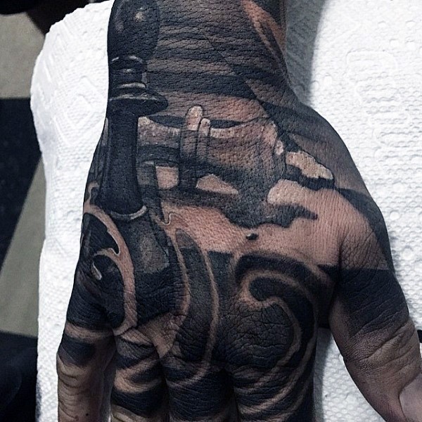 手背黑灰逼真的象棋人物纹身图案