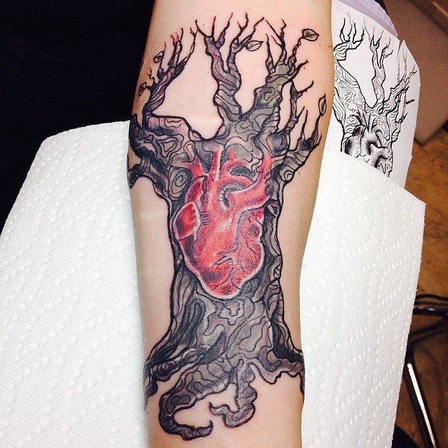手臂彩绘的大树与心脏纹身图案