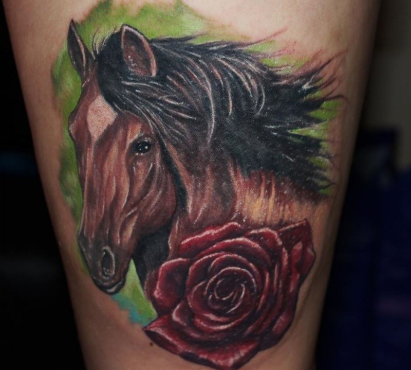 彩色马与红色玫瑰纹身图案