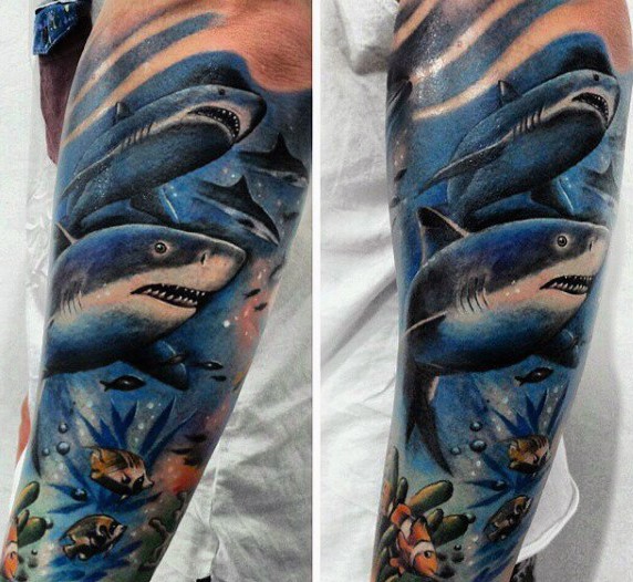 手臂彩色逼真的水下鲨鱼纹身图案