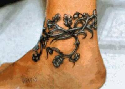 男性脚部黑白花藤纹身图案