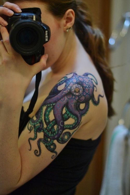 女性肩部彩色章鱼纹身图案