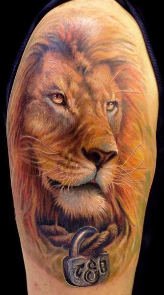 肩部彩色逼真狮子头纹身图片