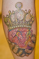 写实手捧心脏皇冠纹身图案