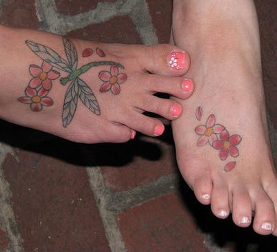 脚背绿蜻蜓和红色花朵纹身图案