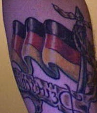 手臂彩色丹麦风旗子纹身图案