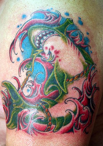肩部彩色海底鲨鱼纹身图案