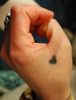 手部黑色简单的爱心纹身图案