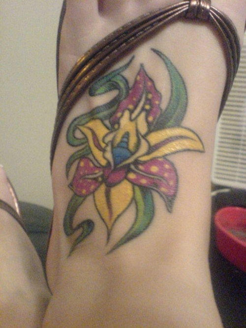 脚背彩色鲜艳的兰花纹身图案