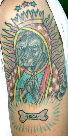 穿斗篷的狗纹身图案