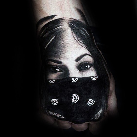 手背黑色女人肖像面具纹身图案