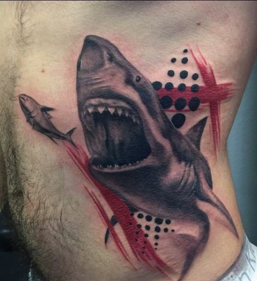 腰部彩色鲨鱼追逐鱼纹身图案
