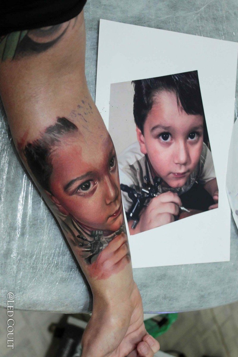 手臂彩色逼真的男孩肖像纹身图案