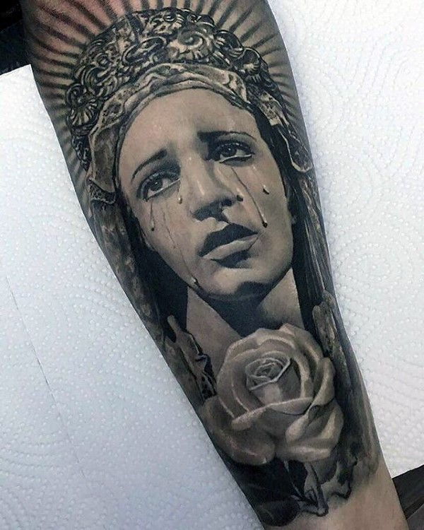 手臂现实主义风格的玫瑰与哭泣女人纹身