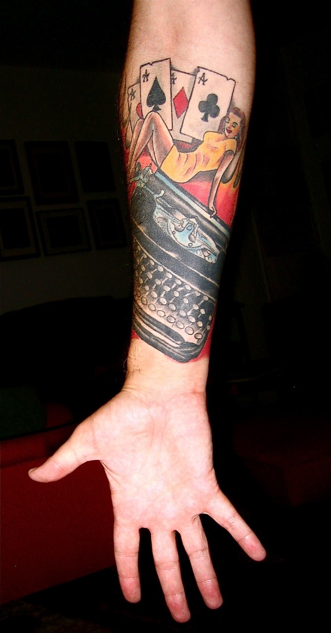 手臂彩色扑克牌和女孩印刷机纹身图案