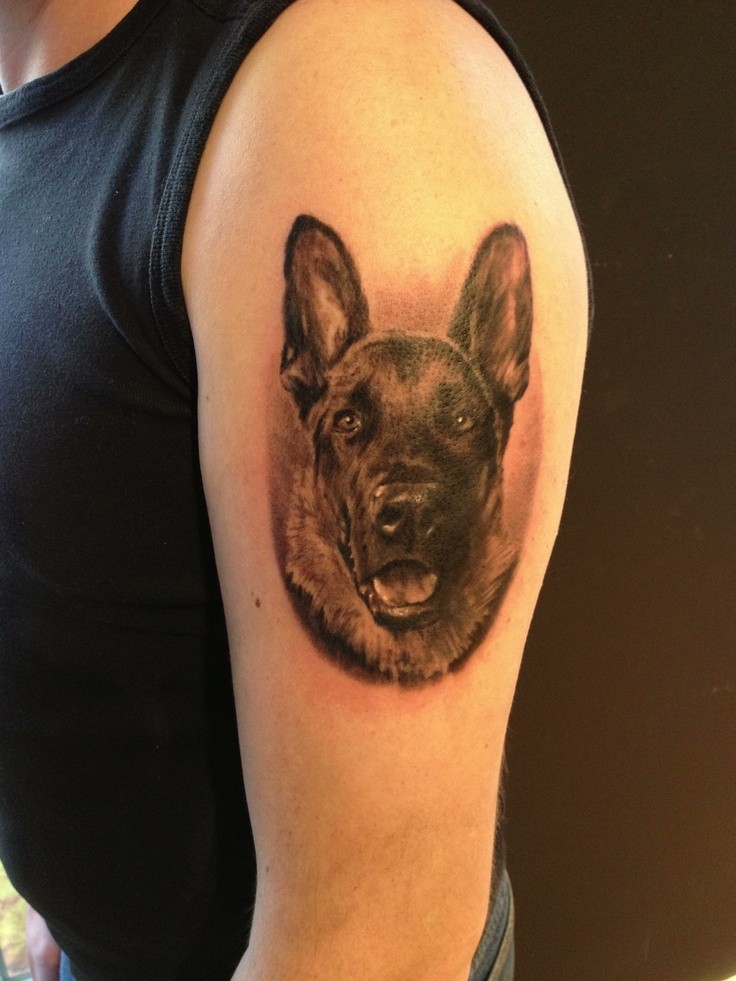 肩部逼真的德国牧羊人纹身图案