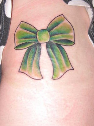 女性腰部彩色蝴蝶结纹身图案