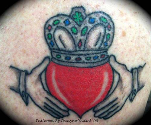 手爱心和皇冠纹身图案