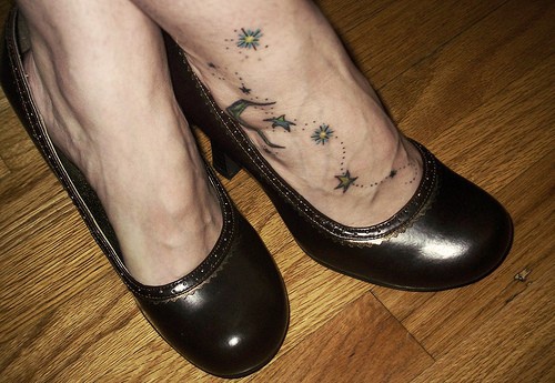 女性脚背五角星月亮纹身图案