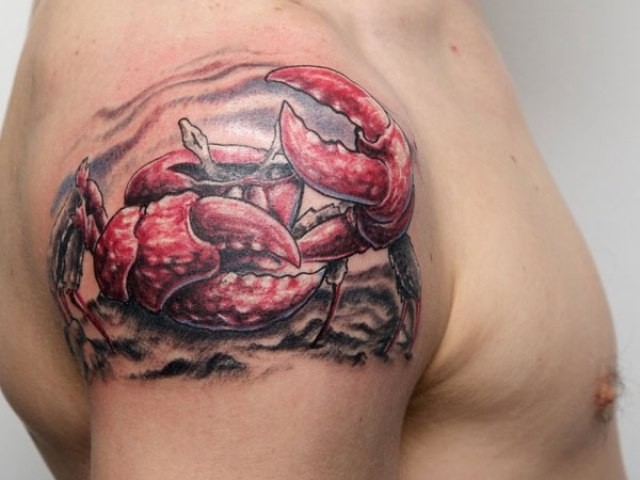 大臂红色的螃蟹纹身图案