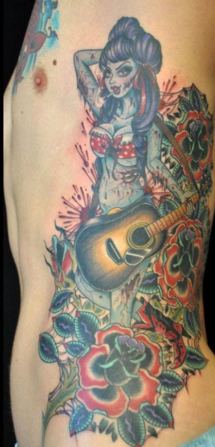腰侧彩色弹吉他的性感美女僵尸纹身图片