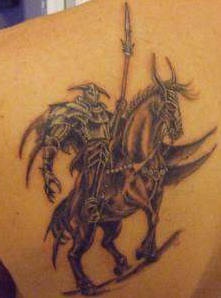 背部死亡骑士和马纹身图案