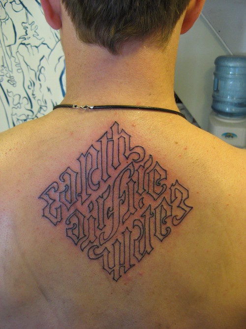 男性背部几何花体字线条个性纹身图案