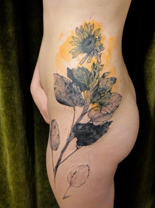女性腰侧水彩色向日葵纹身图案