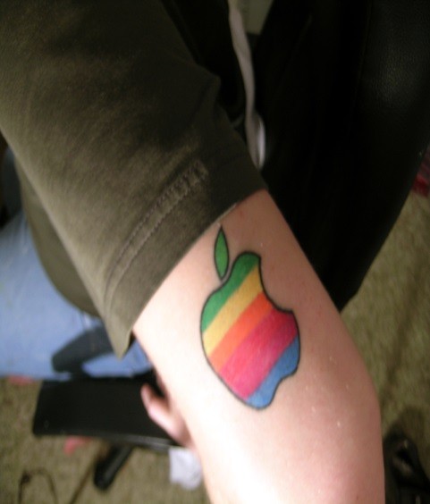 手臂彩色苹果彩虹纹身图案