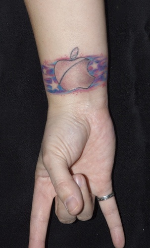 手腕苹果标志彩色手环纹身图案