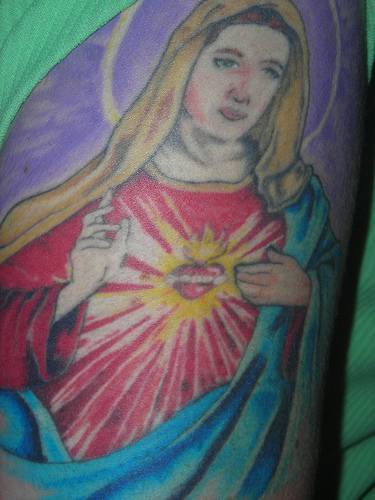 肩部彩色圣人心形纹身图片