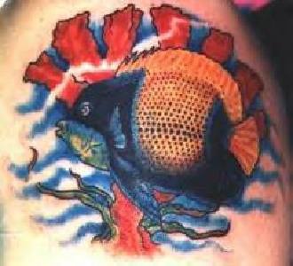 肩部彩色逼真的鱼和珊瑚纹身图案