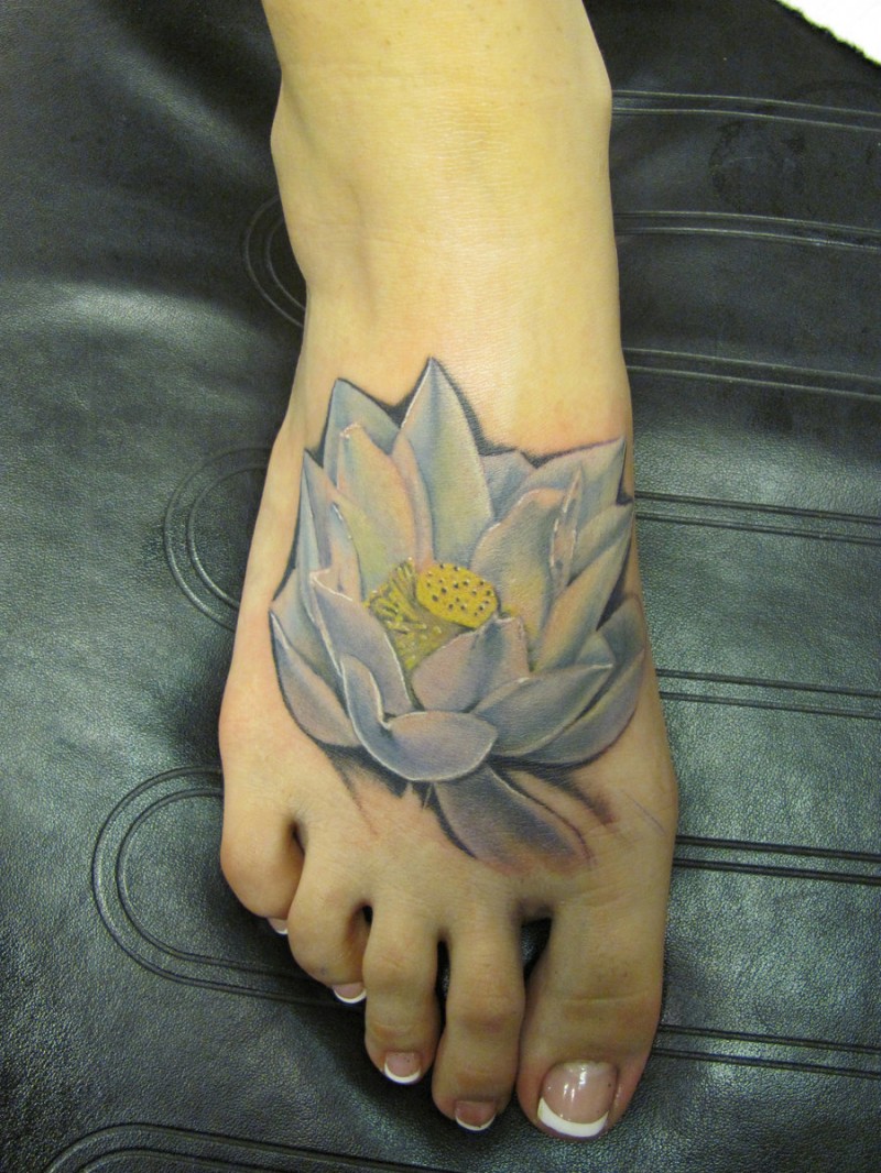 女性脚背上的水彩白莲花纹身图案