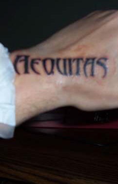 手部Aequitas字母纹身图案